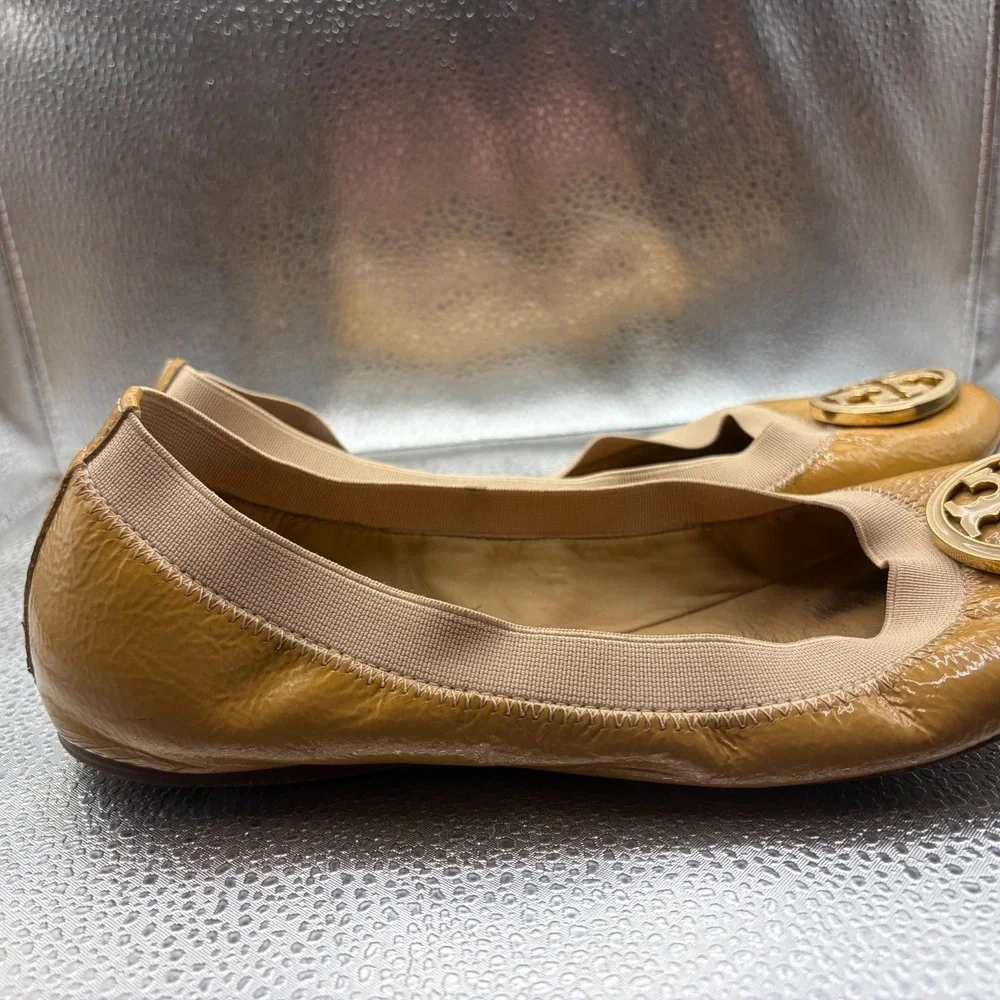 Size 7 M Tory Burch Caroline Tan Womens Gold Logo Patent Leather‎ Ballet Flats